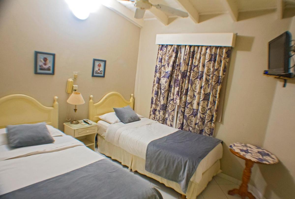 Bernie'S Bed & Breakfast , A 3 Kilometros Del Aerop Ezeiza, Van ,In-Out, Free Ezeiza Airport Extérieur photo
